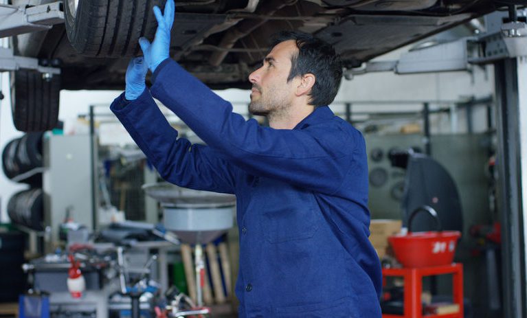 Ile kosztuje przegląd samochodu? Aktualne ceny [2025]