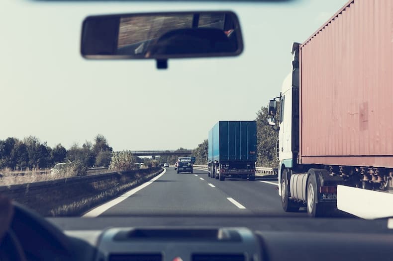 ciężarówki na autostradzie