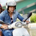 Młoda para jedzie na motocyklu