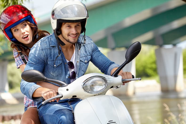 Młoda para jedzie na motocyklu