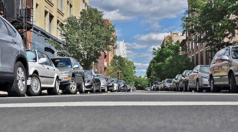 Auta na parkingu samochodowym