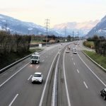 Samochody na autostradzie w Szwajcarii