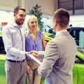 Młoda para kupuje auto w leasingu