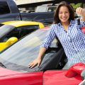Zadowolna kobieta po zakupie samochodu