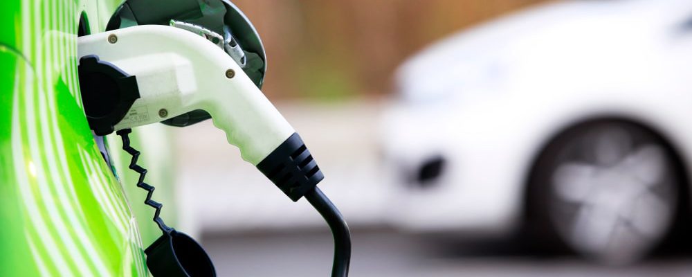 Ładowanie samochodu elektrycznego – jak to zrobić? [poradnik]