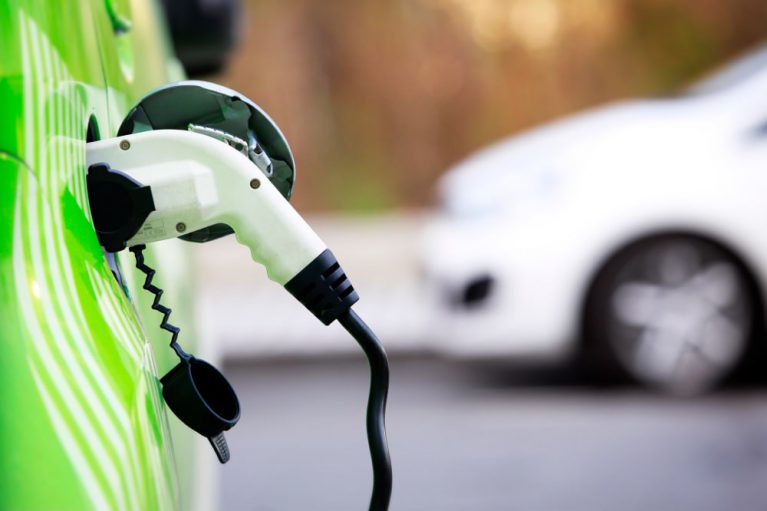 Ładowanie samochodu elektrycznego – jakie masz możliwości? Poradnik 2025