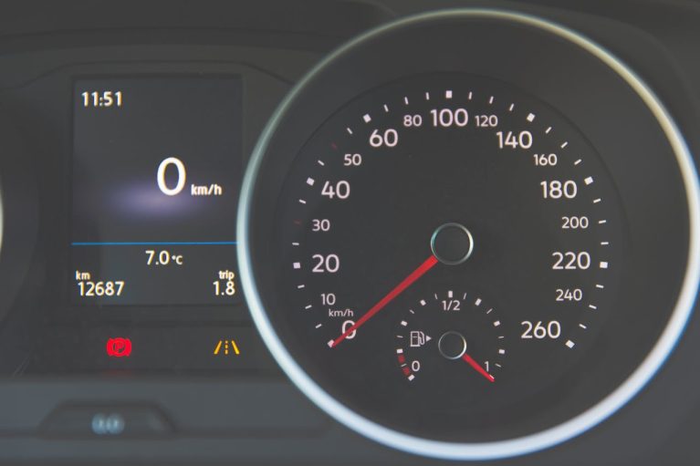 Spalanie samochodu – jak obliczyć średnie zużycie paliwa auta?