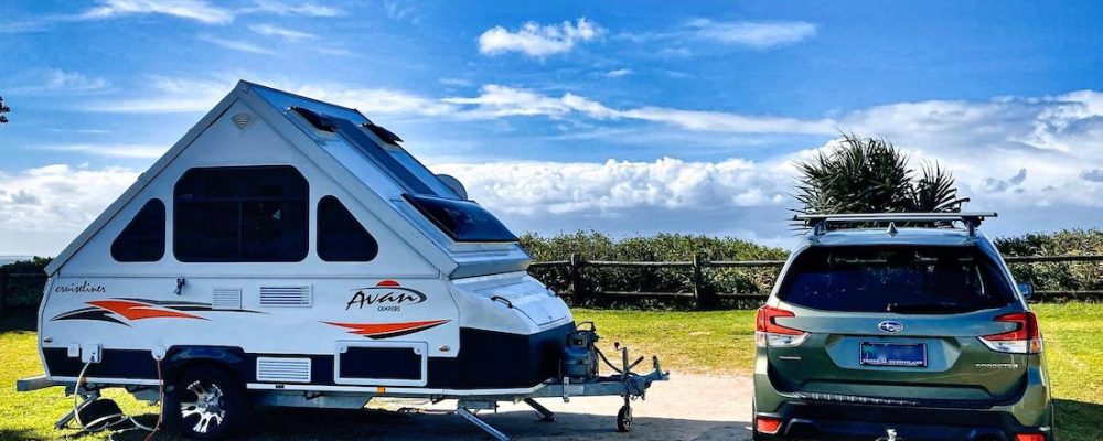 Samochód z przyczepą na polanie